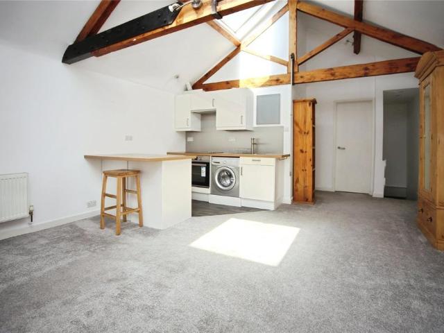 Lansdown Crescent Lane, Cheltenham. 1 bed apartment to rent £995 pcm £230 pw
