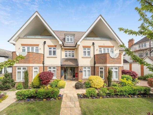 Lansdowne Court, Bushey WD23 2 bed flat to rent £2,400 pcm £554 pw