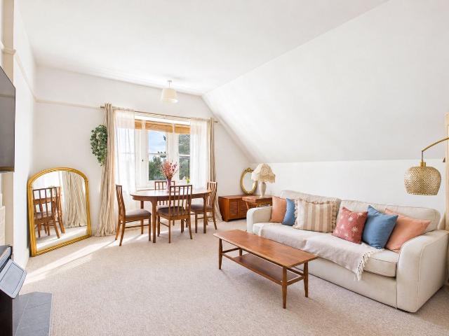 Lansdowne Road, Worthing BN11, 2 bed flat to rent, £1,350 pcm | PrimeLocation