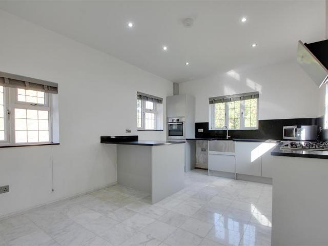 Lansdowne Road, Worthing BN11 3 bed flat to rent £1,650 pcm £381 pw