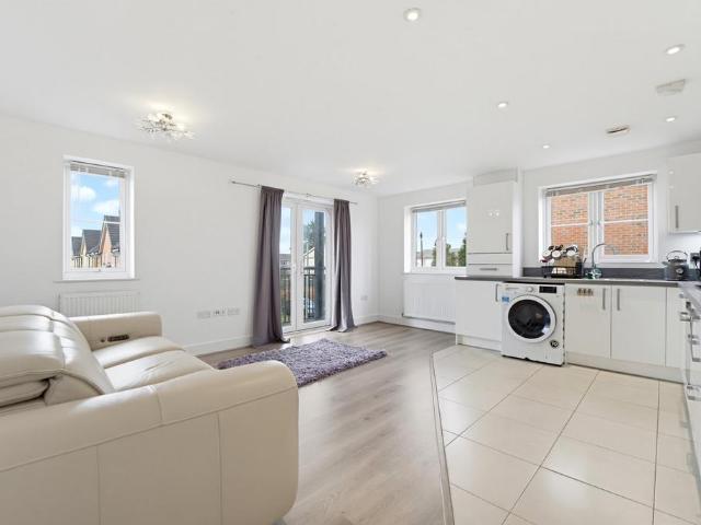 Laburnum Way, Staines upon thames TW19 2 bed apartment to rent £1,600 pcm £369 pw