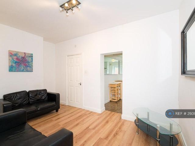 Laburnum Road, London, SW19 3 bed terraced house to rent £2,850 pcm £658 pw