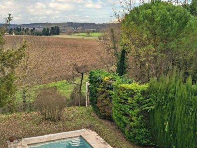 Labastide d'Anjou Grande maison familiale avec jardin, piscine et potentiel professionnel ou locatif