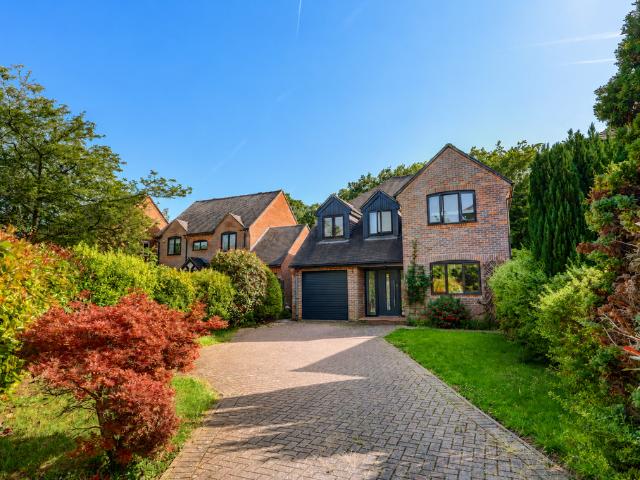 Lacey Drive, High Wycombe HP14 4 bed detached house to rent £3,000 pcm £692 pw
