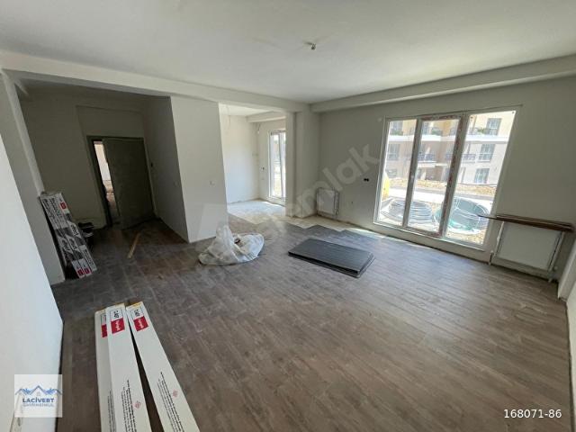 LACİVERTTEN SİTE İÇİNDE BAHÇE KULLANIMLI METROYA YAKIN LÜX DAİRE