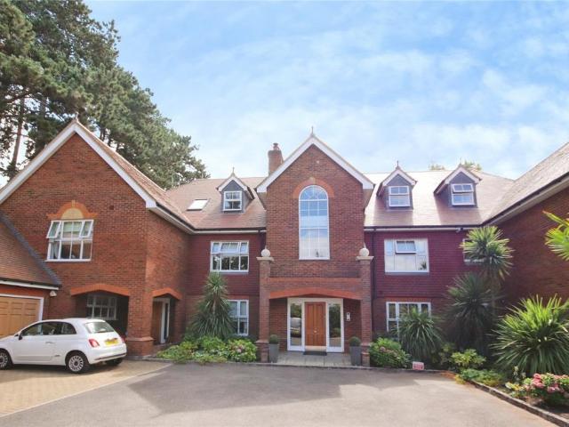 Lady Margaret Road, Ascot, Berkshire. 2 bed apartment to rent £2,500 pcm £577 pw