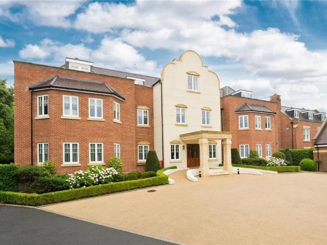 Lady Margaret Road, Ascot, Berkshire. 3 bed penthouse to rent £4,500 pcm £1,038 pw