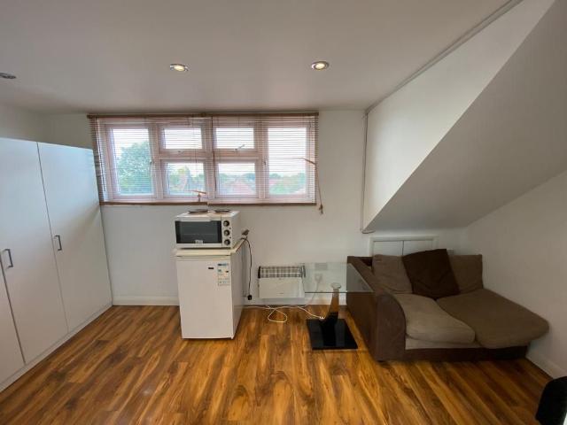 Lady Margaret Road, Southall UB1, 1 bed flat to rent, £950 pcm | PrimeLocation