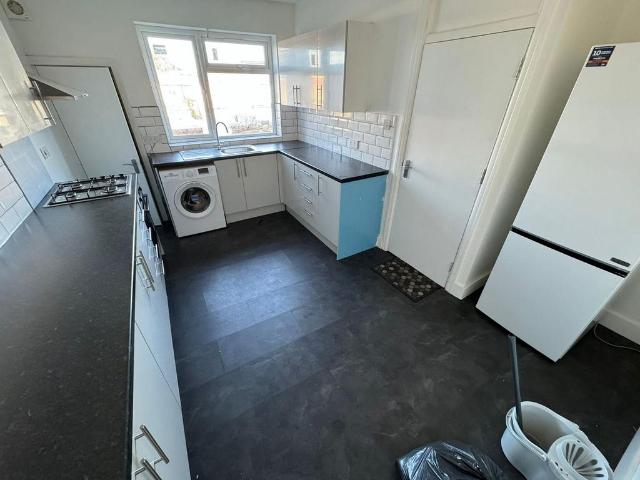 Lady Margaret Road, Southall, UB1 4 bed flat to rent £2,700 pcm £623 pw