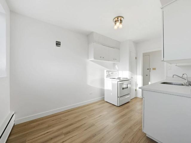 Lady Robinson Apartments 1 Bedroom Apartment for Rent at 2240 Robinson St, Regina, SK S4T 2P9 Cathedral