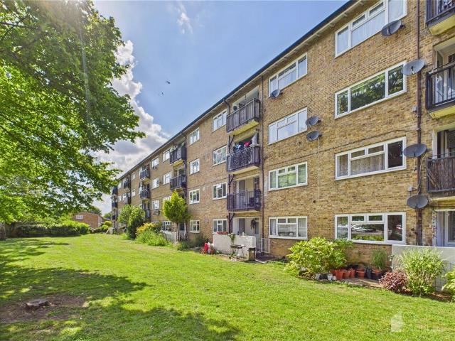 Ladyshot, Harlow CM20 2 bed flat to rent £1,450 pcm £335 pw