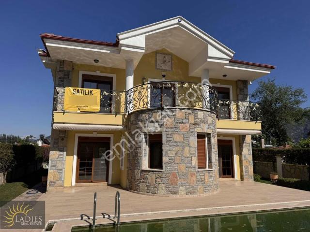 Ladıes'ten Dalyan'da Satılık Havuzlu 4+1 Müstakil Villa