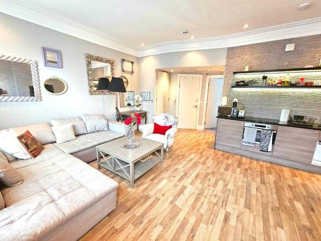 Ladbroke Grove, London W10 1 bed flat to rent £2,500 pcm £577 pw