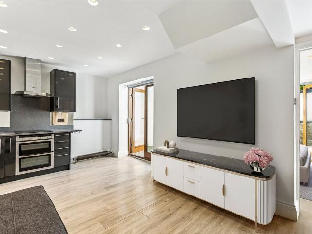 Ladbroke Grove, London W10, 2 bed flat to rent, £3,150 pcm | PrimeLocation