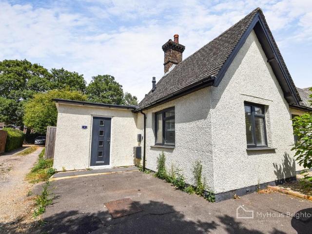 Ladbroke Road, Horley 1 bed house to rent £1,100 pcm £254 pw