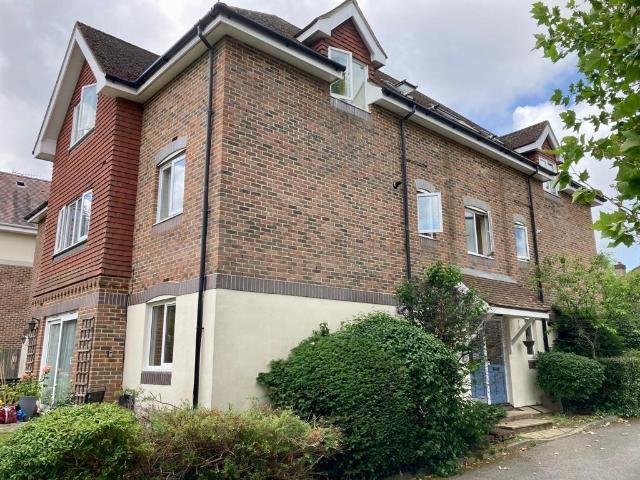 Ladbroke Road, Redhill 1 bed apartment to rent £1,300 pcm £300 pw