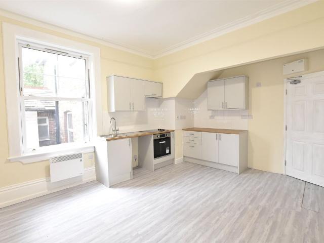 Ladbroke Road, Redhill, Surrey RH1, 1 bed flat to rent, £1,250 pcm | PrimeLocation