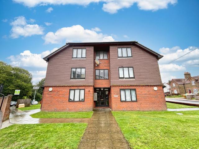 Ladbroke Road, Redhill RH1, 1 bed flat to rent, £1,250 pcm | PrimeLocation