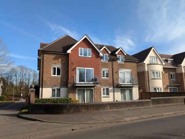 Ladbroke Road, Redhill RH1, 1 bed flat to rent, £1,275 pcm | PrimeLocation