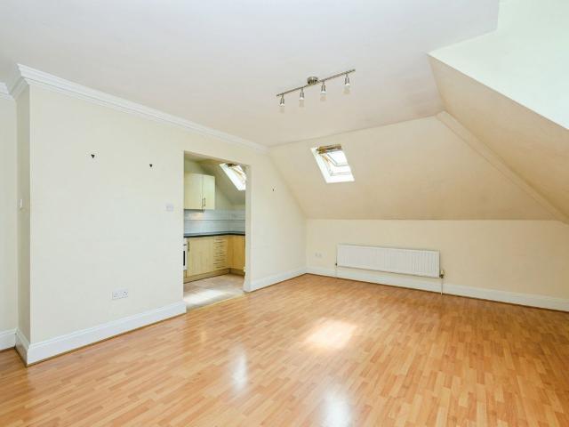 Ladbroke Road, Redhill RH1, 1 bed flat to rent, £1,300 pcm | PrimeLocation