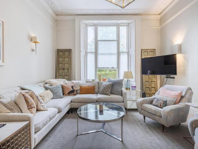 Ladbroke Square, London 1 bed house to rent £4,996 pcm £1,153 pw
