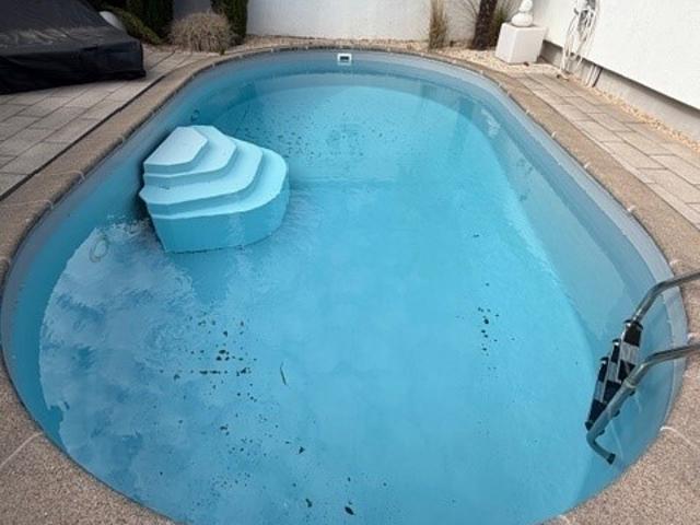 LADO bietet: Einfamilienhaus teil oder voll möbliert mit Garten, Pool + Wintergarten in Bergrath!