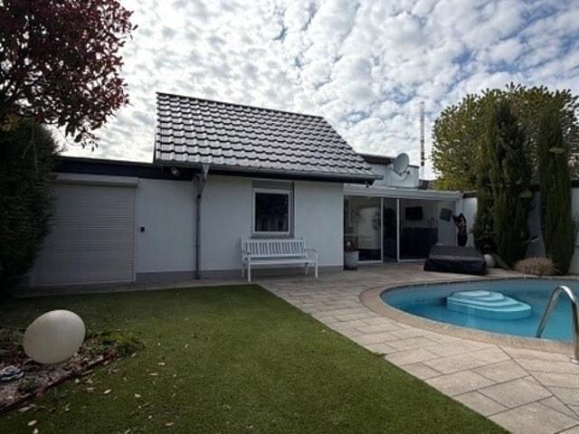 LADO bietet: Einfamilienhaus teil oder voll möbliert mit Garten, Pool + Wintergarten in Bergrath!