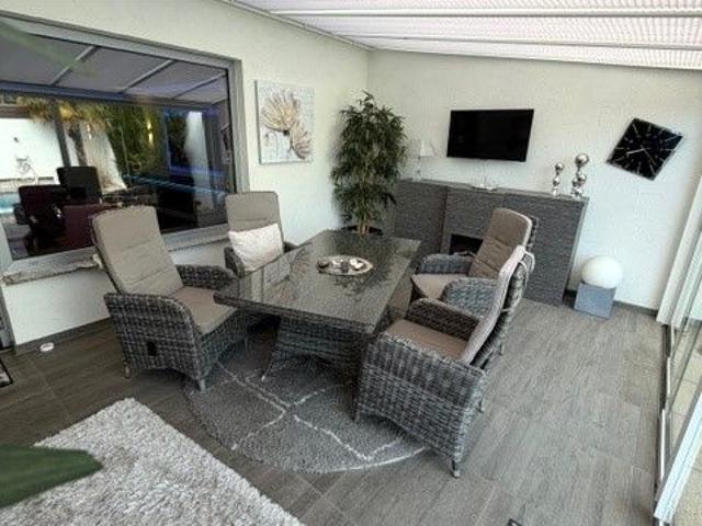 LADO bietet: Einfamilienhaus teil oder voll möbliert mit Garten, Pool + Wintergarten in Bergrath!
