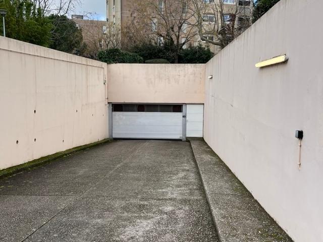 L'adresse idéale pour une vie de famille sereine: espace, terrasse, lumière, parc et commodités à pied