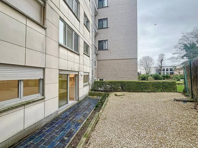 Laeken: Renovated studio of 45m² with terrace