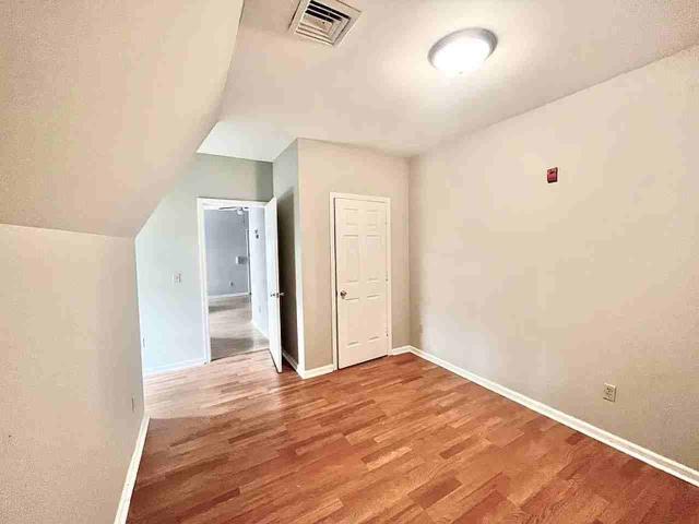 Lafayette Place 1 Bedroom Apartment for Rent at 1718 E Lafayette Pl, Milwaukee, WI 53202 Lower East Side