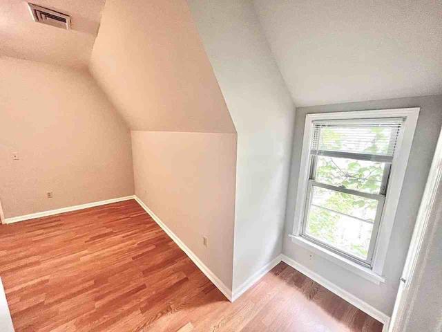 Lafayette Place 1 Bedroom Apartment for Rent at 1718 E Lafayette Pl, Milwaukee, WI 53202 Lower East Side