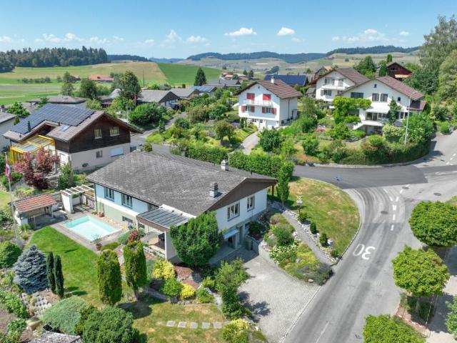 Lage, Grösse, Potenzial: attraktives Familienzuhause mit Pool und Bergsicht