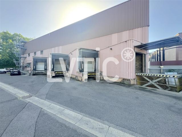 Lager, Büro, Werkstatt 469 m2 zu vermieten in St Légier