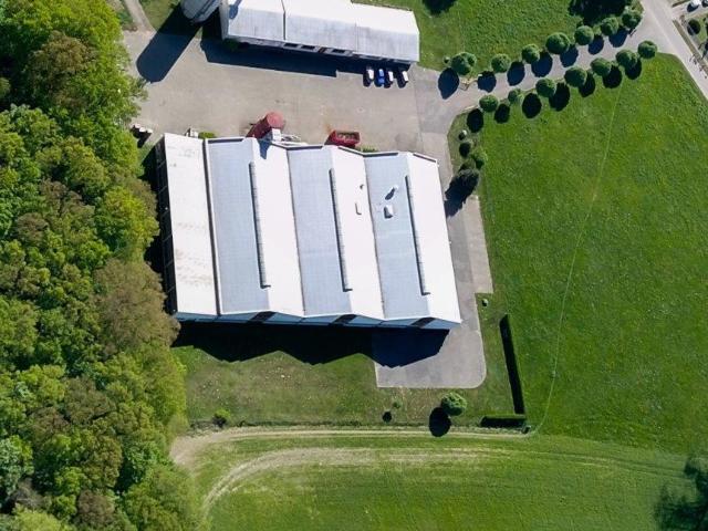 Lager /Produktionshallen mit Ausstellungs /Verwaltungsgebäude sowie landw. Flächen auf ca. 46.000 m²