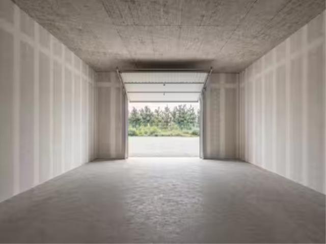 Lagerhaus mit Parkplatz