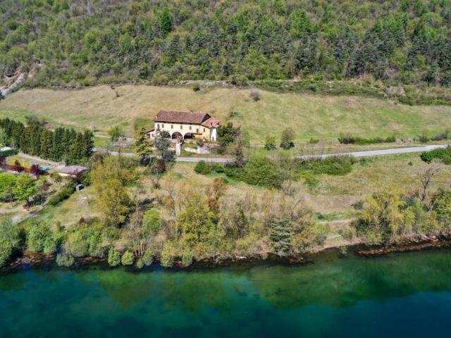 Lago d’Idro, storie del passato in antico casale alpino 840m² Idro