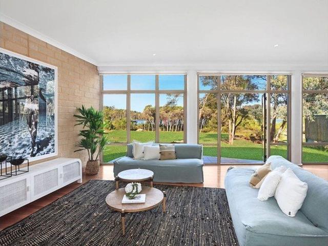 Lagoon Front Retreat in the Heart of Wamberal