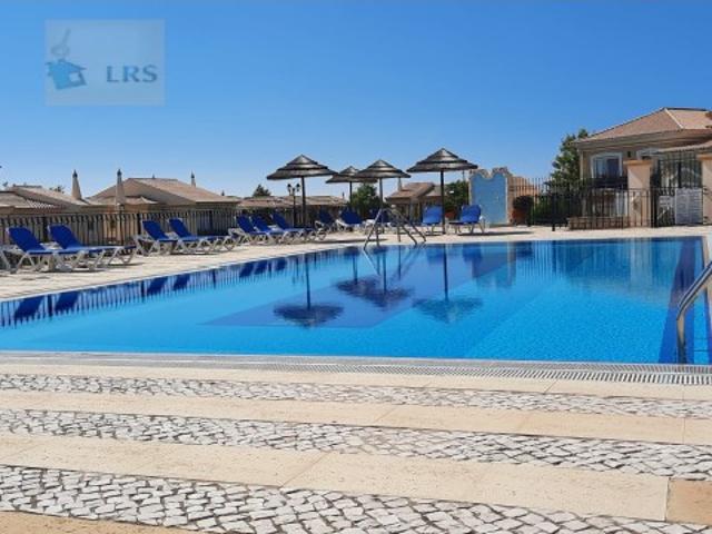 Lagos Urbanização Quinta da Boavista Resorte Golf & Spa Exclusivo condomínio fechado de luxo, sendo um dos melhores resorts do Barlavento Algarvio. com amplos jardins e duas piscinas de agua aquecida, uma delas para crianças, que proporcionam um ambiente relaxante e exótico. constituido igualmente por um campo de golf com 18 buracos de qualidade excepcional em harmonia com a envolvente natural, e o Essencial Fitness & spa elegante e uma nova sensação de saúde e bem estar. Magnífico apartamento T