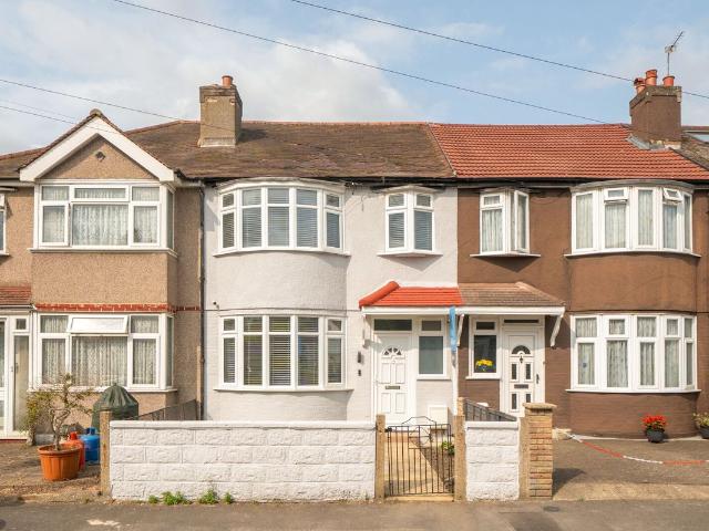 Laings Avenue, Mitcham CR4, 2 bed shared accommodation to rent, £800 pcm | PrimeLocation