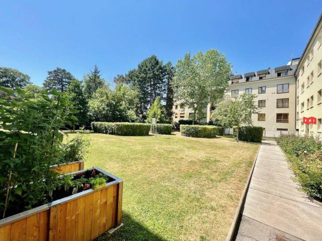 „Lainzer Platzl“ in Hietzing: Helle, ruhige, renovierte 3 Zimmer Neubau Wohnung BJ 1992 mit Grünblick und Tiefgaragenplatz
