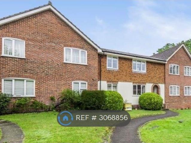 Laird Court, Bagshot GU19, 1 bed flat to rent, £1,250 pcm | PrimeLocation