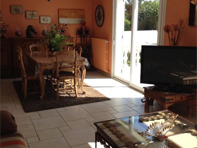 LAIROUX 85400 VILLA CONTEMPORAINE 4 CHAMBRES AVEC PISCINE GARAGE ET JARDIN PAYSAGE ENTIEREMENT CLOS
