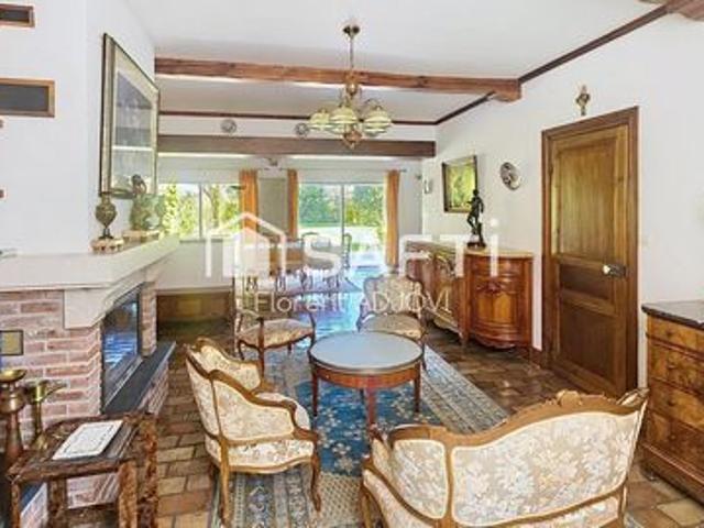 Laissez vous séduire par cette élégante maison de maitre plain pied alliant charme, volumes généreux et cadre de vie paisible