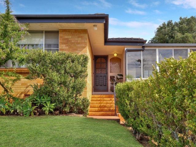 LAKE ANNAND precinct. Here on this CORNER ALLOTMENT, discover the ELEVATED NORTH EAST Sunroom, cared for classic comforts, and fantastic back DECK