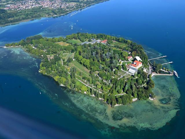 Lake Breeze | 2 Bedrooms | Terrace | Lake Constance | Parking | Smart TV
