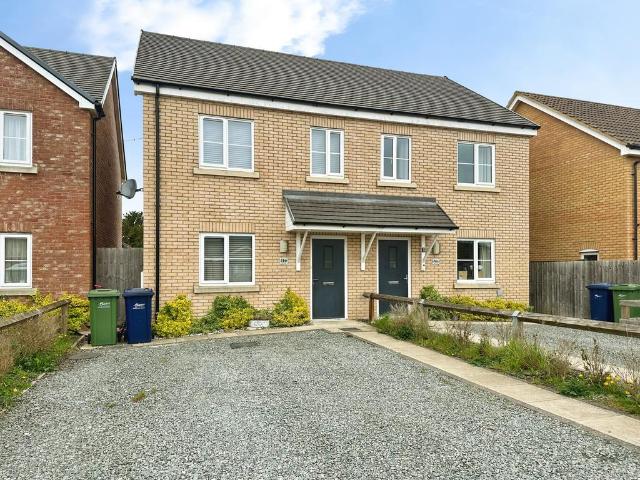 Lake Close, March, PE15 3 bed semi detached house to rent £1,195 pcm £276 pw