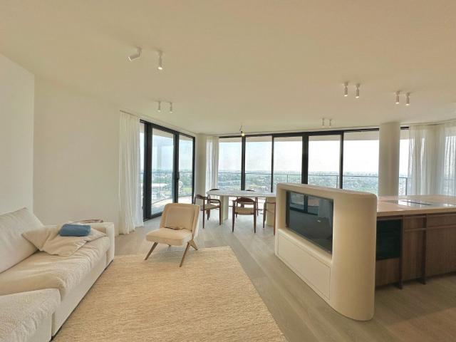 Lake District The Tower furnished new construction apar.