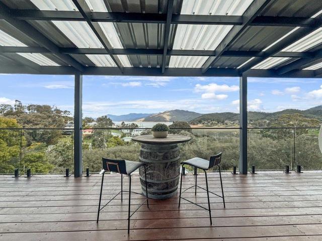 Lake Eildon Home with Stunning Views