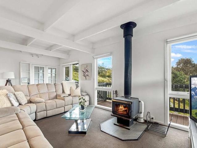 Lake Eildon Home with Stunning Views